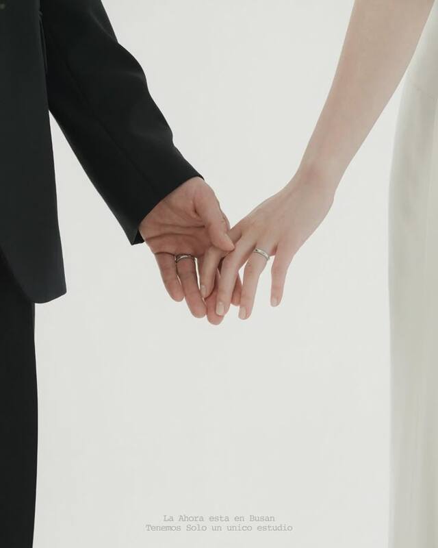 Chụp ảnh tay đôi đẹp tại studio hoặc ngoài trời với ánh sáng tự nhiên