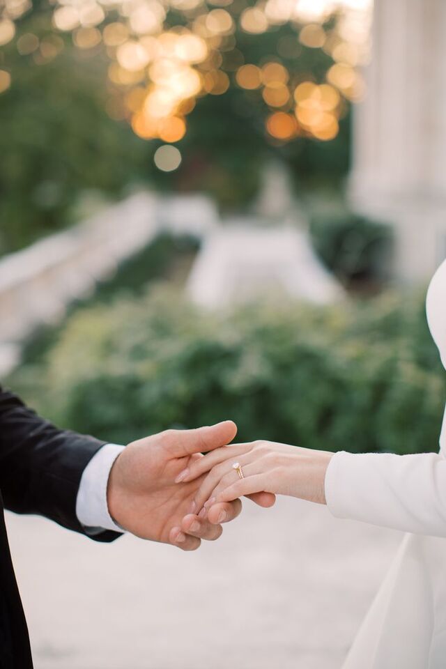 Chụp ảnh tay đôi với background mờ ảo đầy cảm xúc