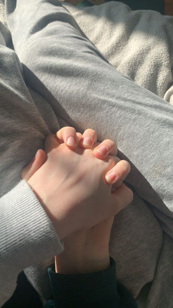 Hình ảnh đôi tay nắm nhau lãng mạn thể hiện tình yêu