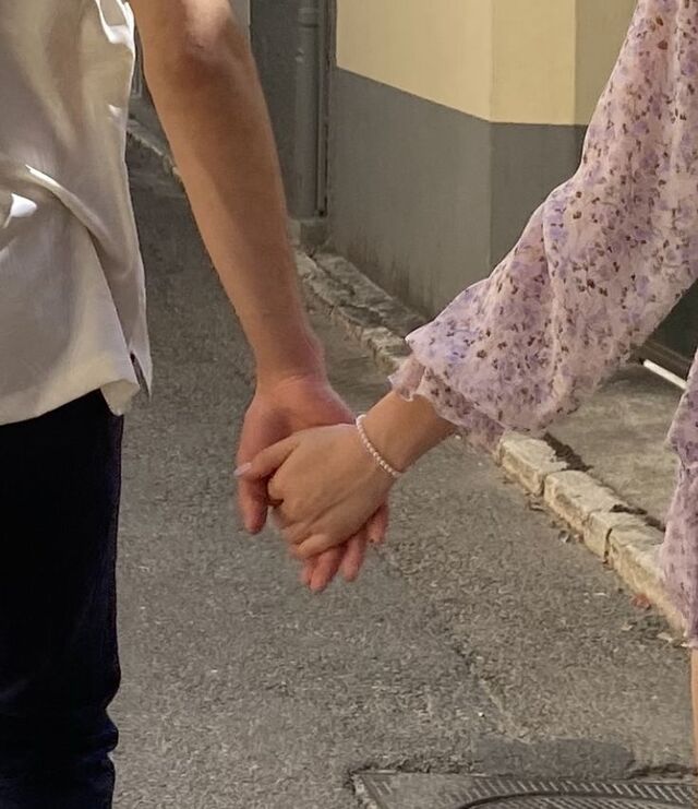 Chụp tay đôi đẹp khi nắm tay nhau dạo bước trên đường