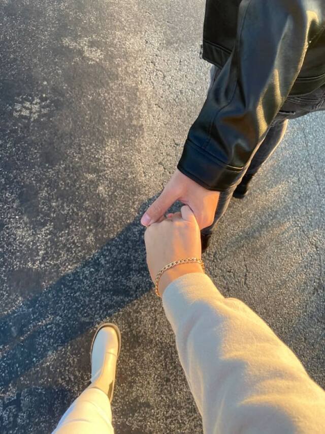 Hình nắm tay đẹp khi đi bộ cùng người yêu