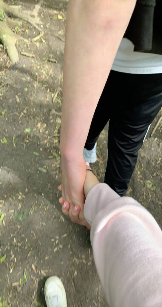 Chụp ảnh tay đôi đẹp khi đi bộ và nắm tay nhẹ nhàng