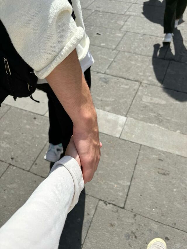 Cách chụp tay đôi đẹp khi hẹn hò ở quán cà phê