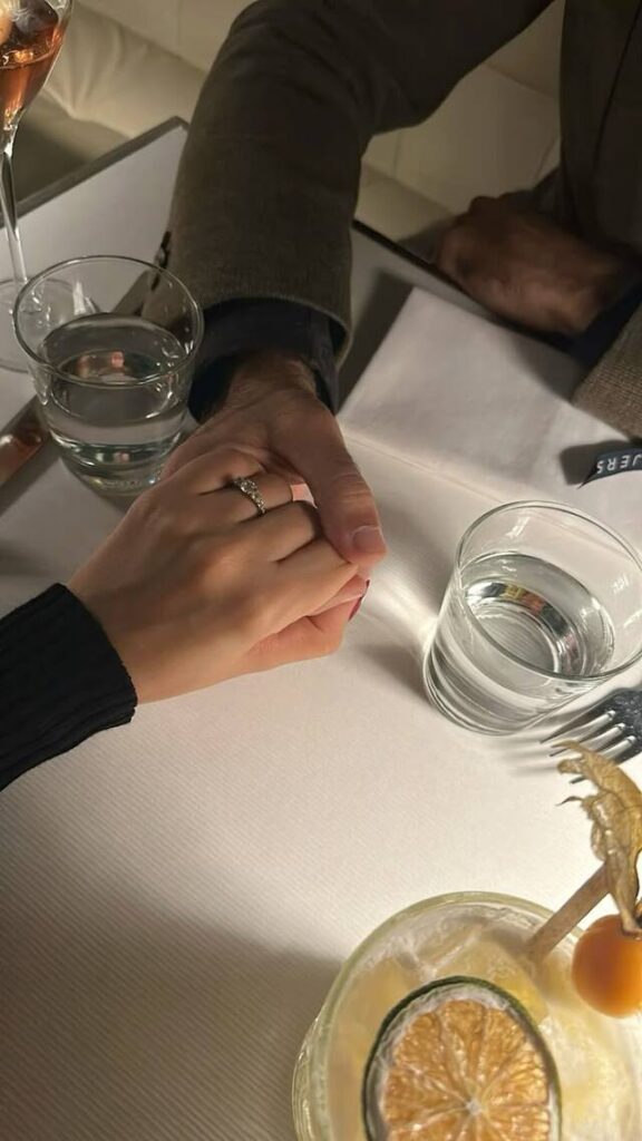 Gợi ý chụp ảnh tay đôi đẹp tại quán cà phê nhẹ nhàng