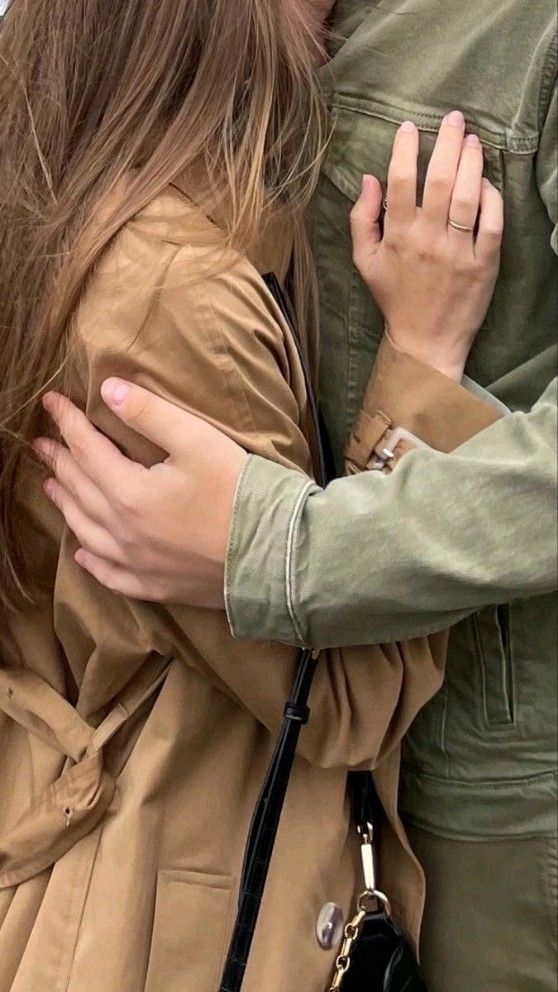 Hình ảnh đôi bàn tay thể hiện sự gắn bó, che chở