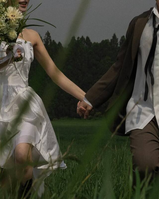 Hình ảnh nắm tay lãng mạn và ảnh đeo nhẫn đôi ngày chính thức