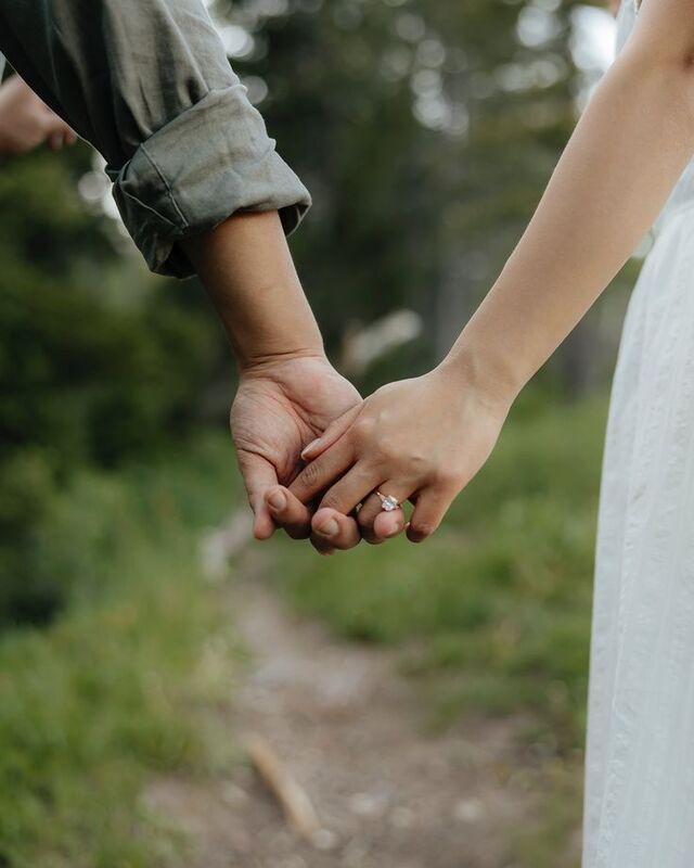 Hình ảnh nắm tay lãng mạn và ảnh đeo nhẫn đôi ngày chính thức