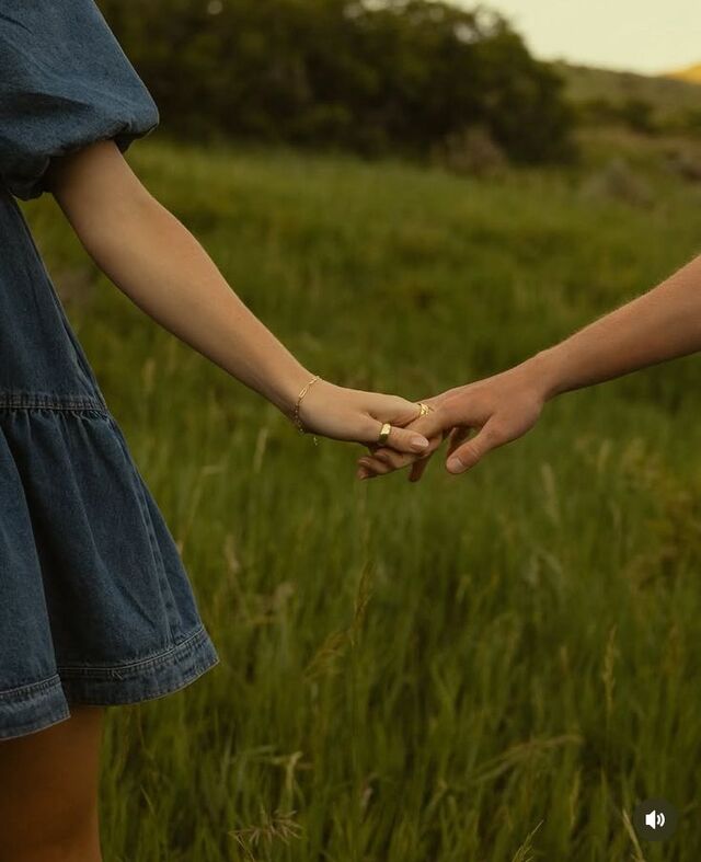 Ảnh cặp đôi yêu nhau nắm tay đeo nhẫn đôi ngày kỷ niệm