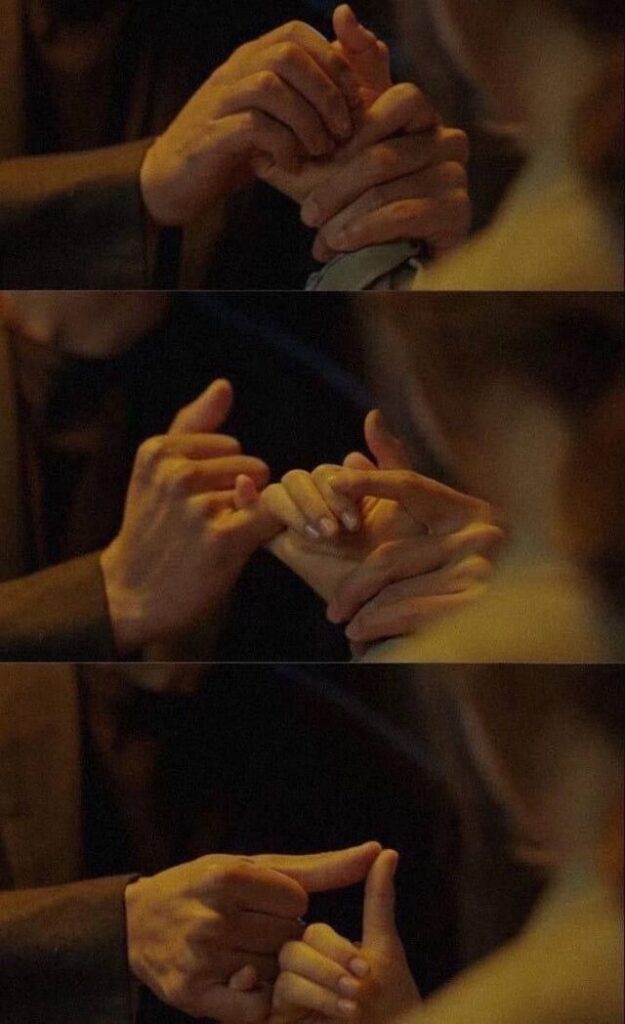 Ảnh tay đeo nhẫn đôi trong lễ cầu hôn, đính hôn