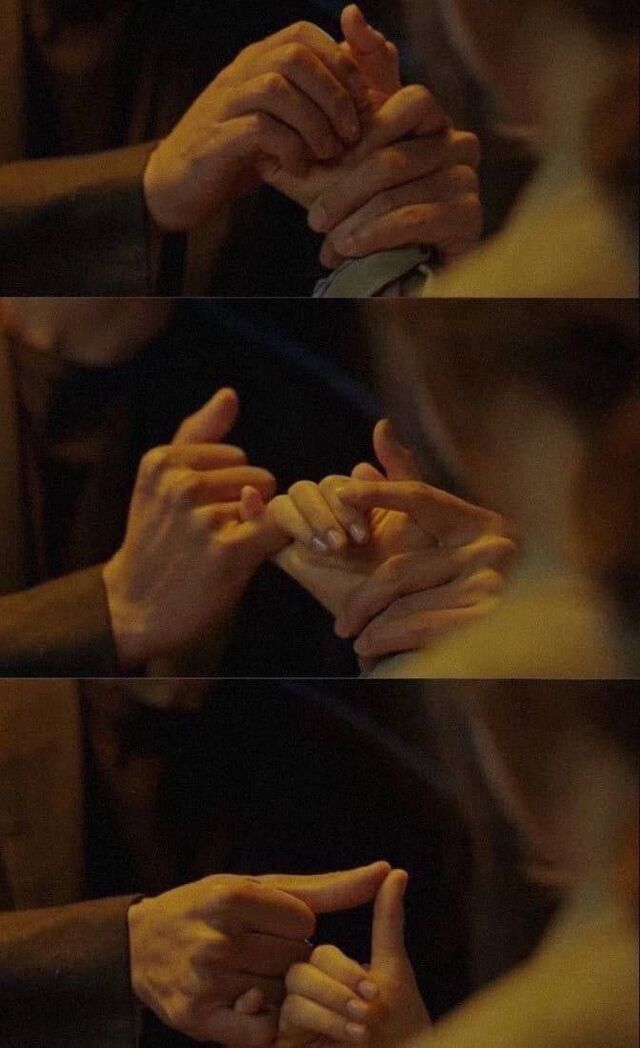 Ảnh tay đeo nhẫn đôi đẹp trong lễ cầu hôn, đính hôn lãng mạn