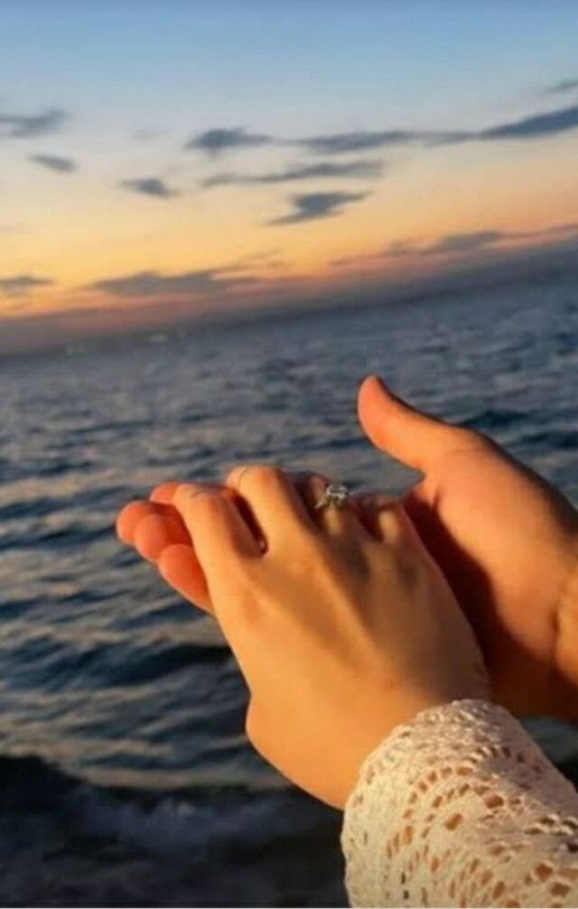 Hình ảnh tay đeo nhẫn đôi ý nghĩa trong lễ cầu hôn và đính hôn