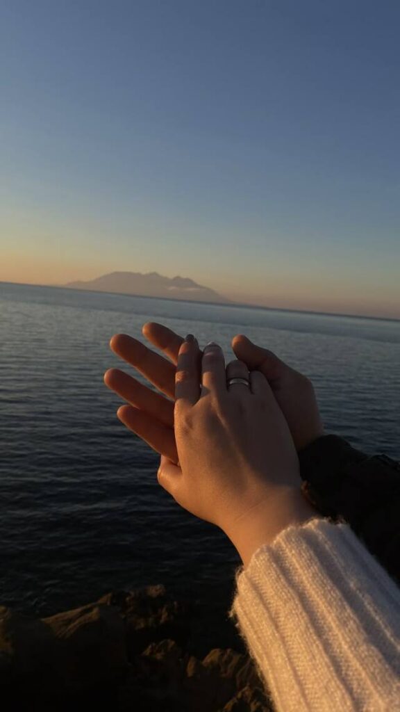 Hình ảnh vòng tay đôi nắm nhẹ nhàng và lãng mạn