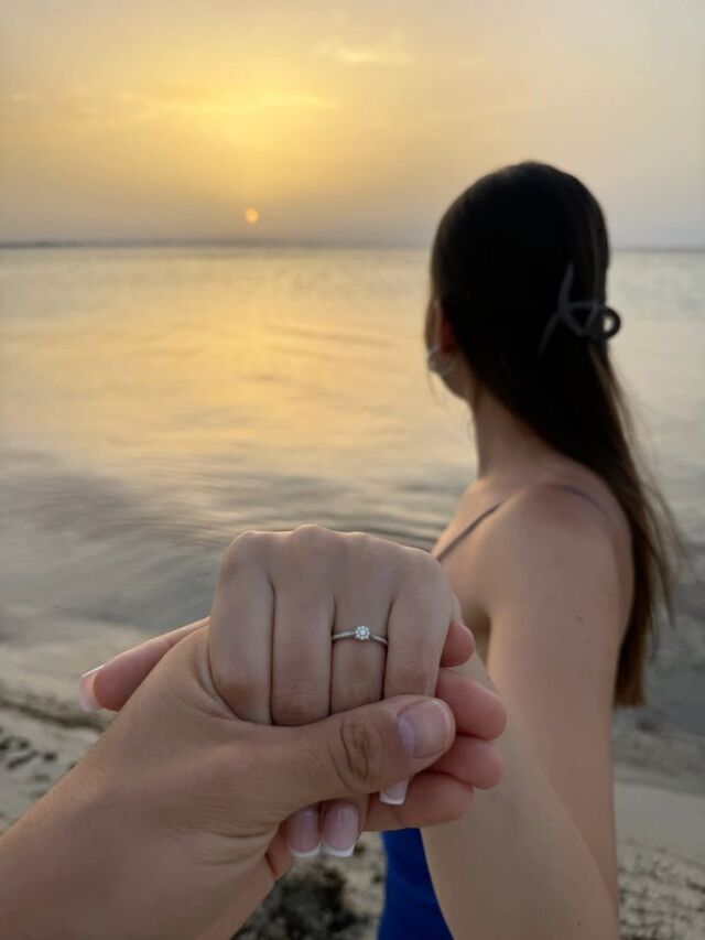 Hình đôi tay nắm nhau nhẹ nhàng với vòng tay đôi