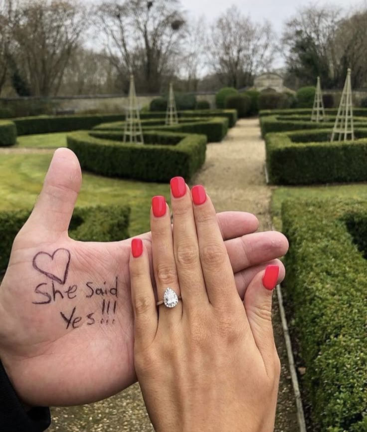 Hình ảnh đôi tay chạm nhau lần đầu sự rung động ban đầu