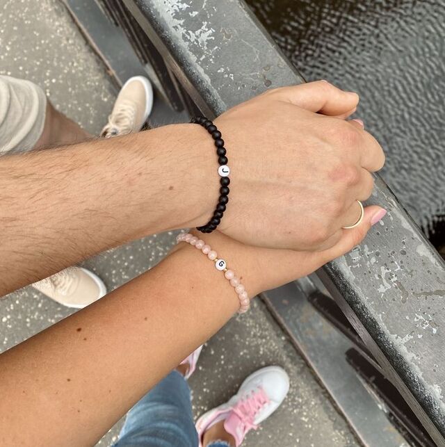 Hình ảnh nắm tay lãng mạn lần đầu và sự rung động