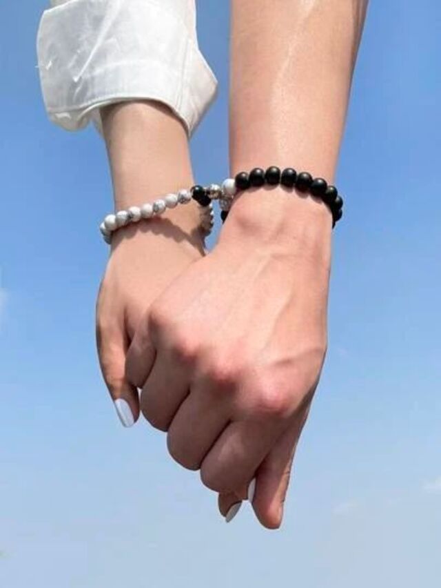 Hình đôi tay lần đầu chạm nhau trong khoảnh khắc đặc biệt