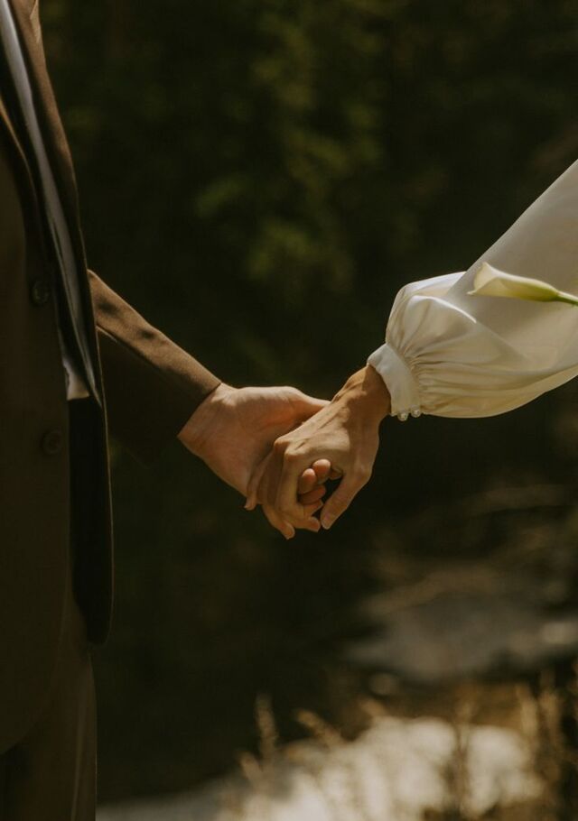 Chụp ảnh tay đôi nghệ thuật ngoài trời với ánh sáng tự nhiên