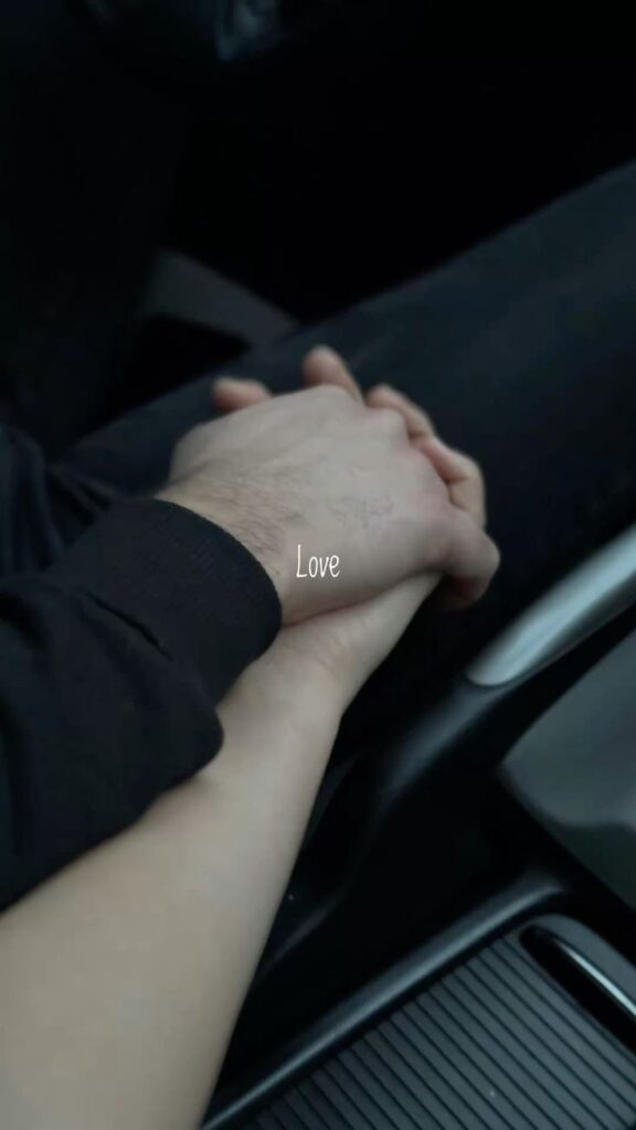 Hình ảnh nắm tay đẹp thể hiện sự gắn bó và chở che trong tình yêu