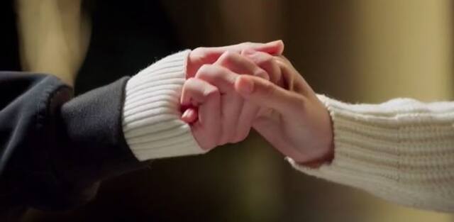 Chụp ảnh tay đôi nghệ thuật kết hợp ánh sáng tự nhiên tinh tế