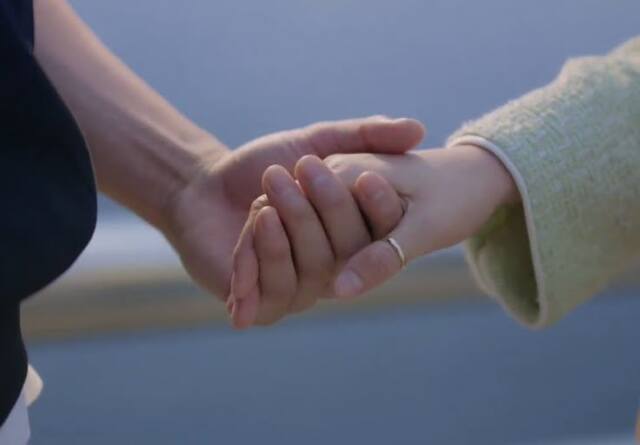 Chụp tay đôi đẹp với phụ kiện như vòng tay, nhẫn, hoa