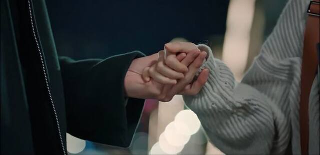 Chụp tay đôi đẹp kết hợp phụ kiện vòng tay, nhẫn và hoa