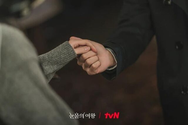 Chụp ảnh tay đôi đẹp nhẹ nhàng kết hợp phụ kiện vòng tay tinh tế