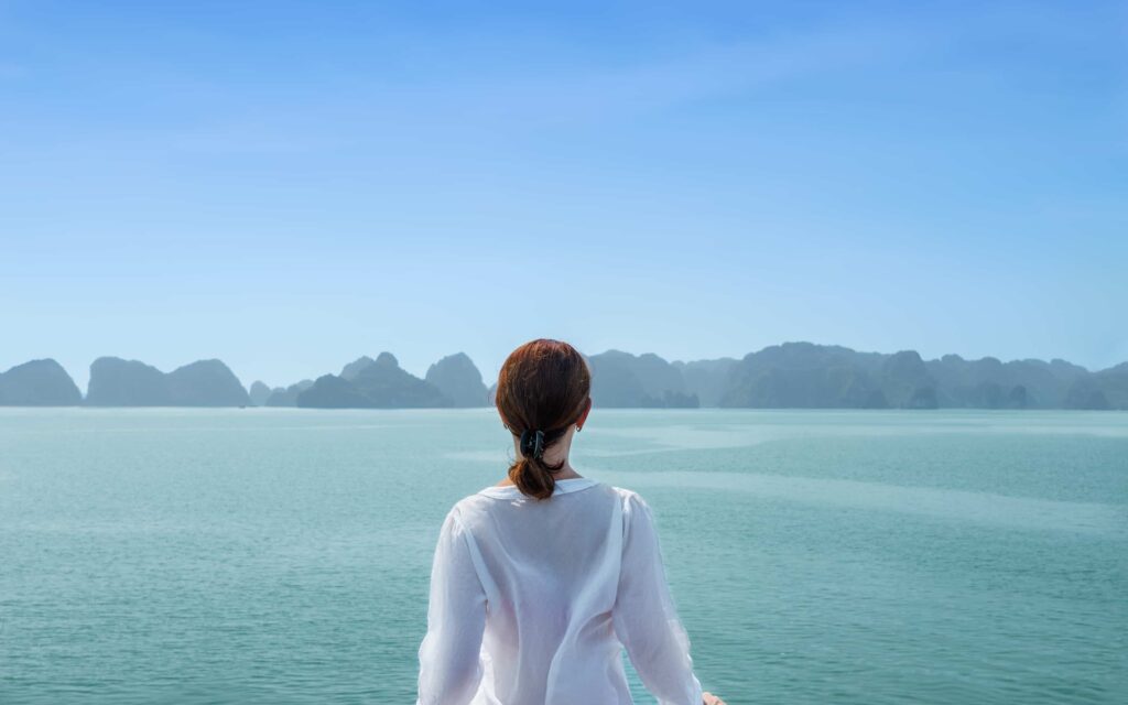 hình cô gái khóc