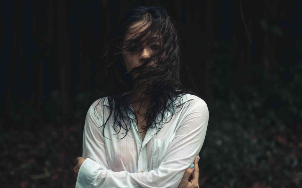 hình nền cô gái buồn