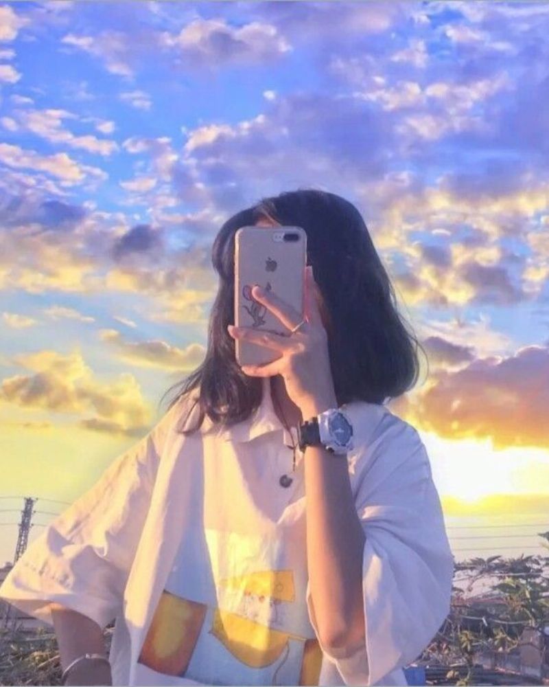 Gái xinh tóc ngắn che mặt bằng điện thoại