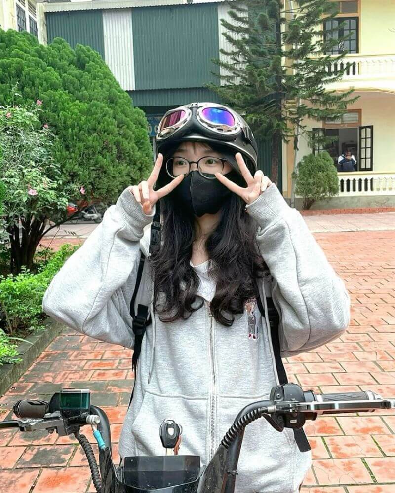 Gái xinh đeo kính tóc dài che mặt bằng khẩu trang