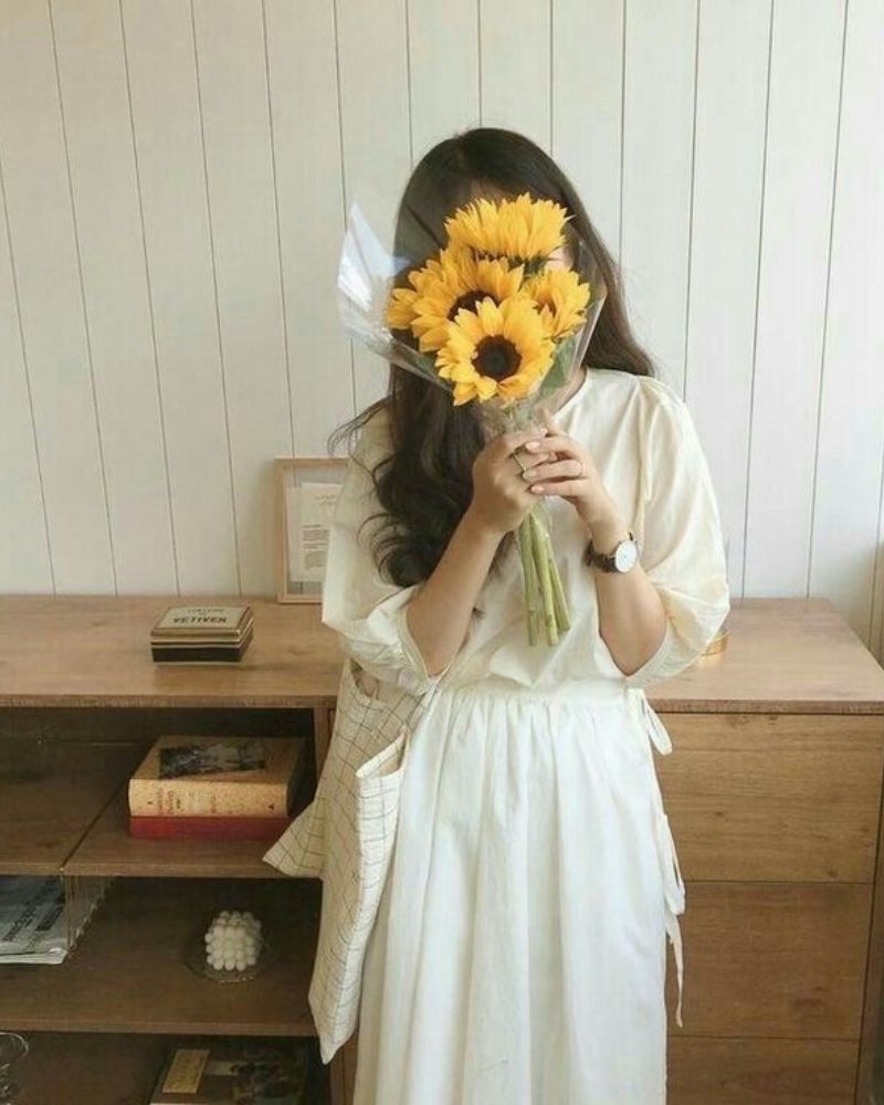 Ảnh gái xinh che mặt bằng hoa hướng dương