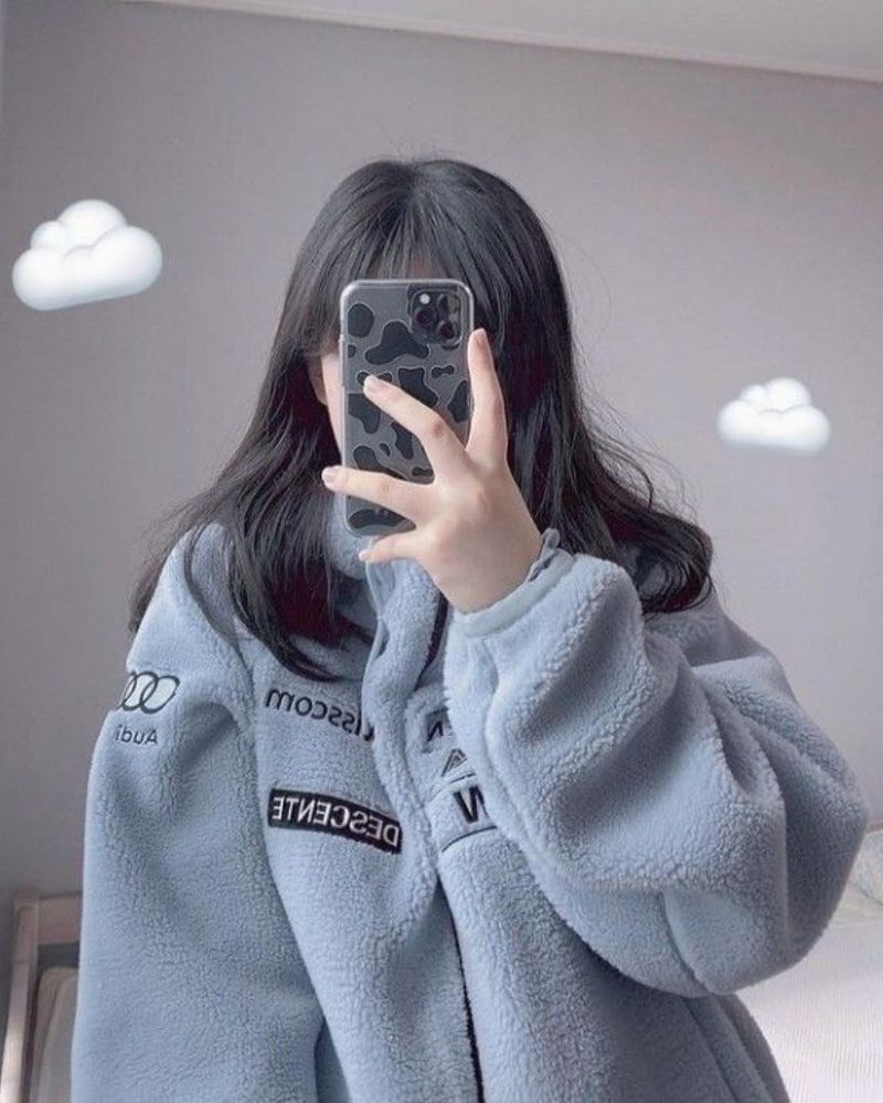 Ảnh gái xinh che mặt bằng điện thoại trước gương