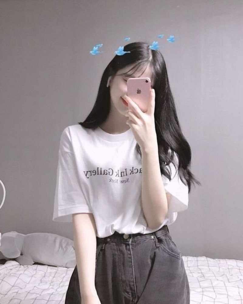 Hình ảnh gái xinh che mặt bằng điện thoại cute