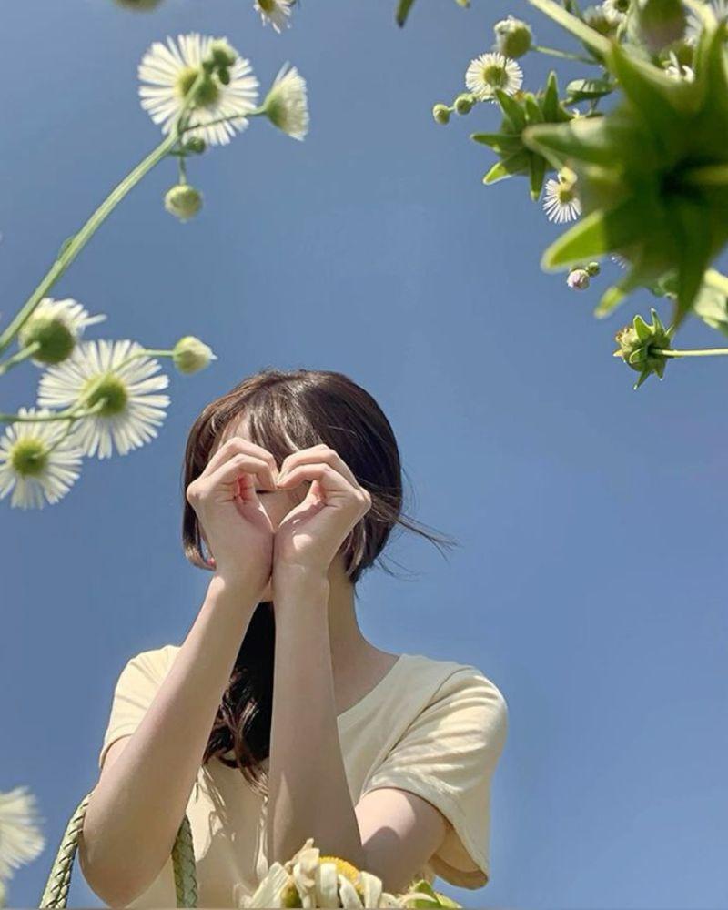 Gái xinh che mặt ảnh avatar đẹp cho con gái