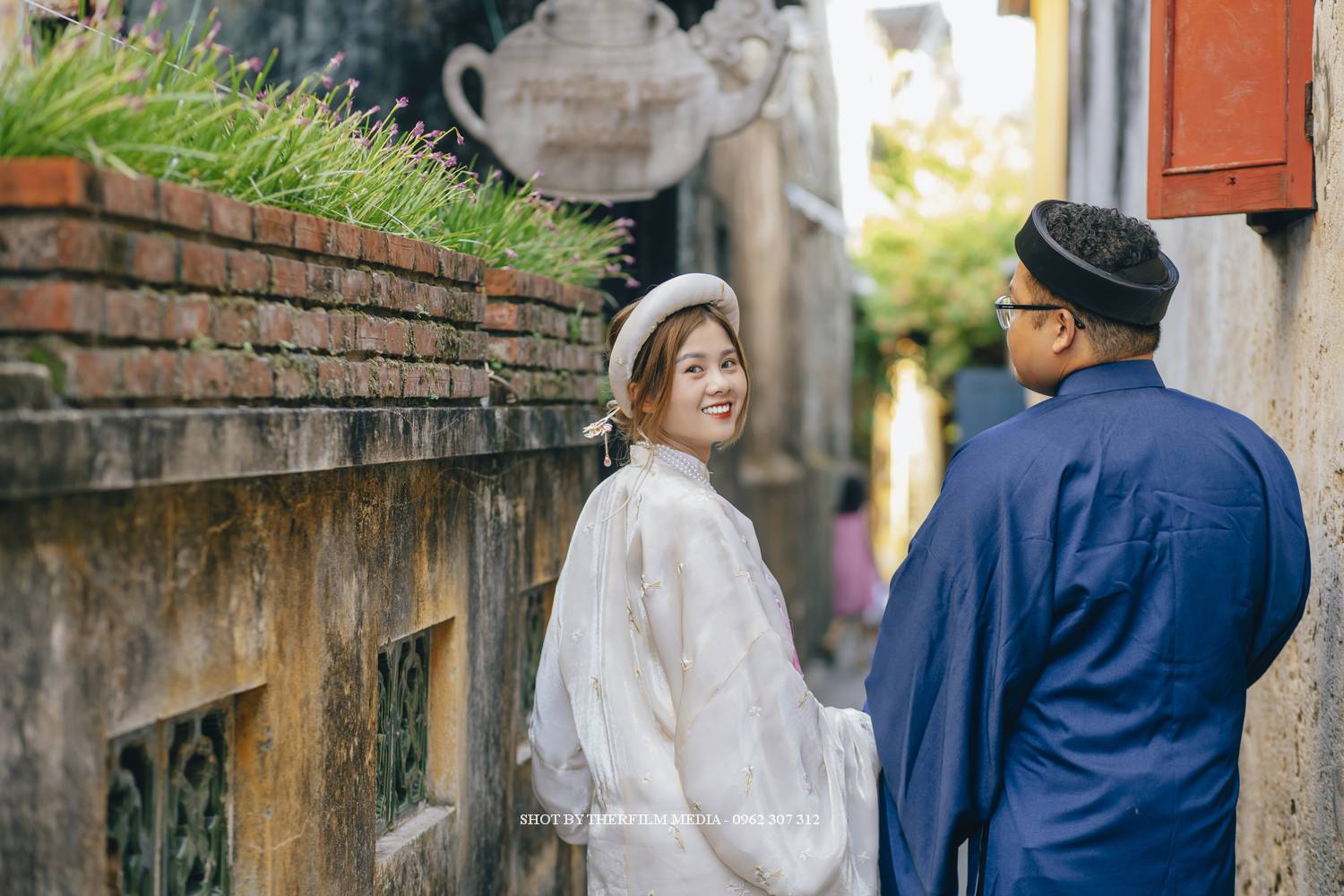 chụp ảnh cặp đôi ở hẻm vàng