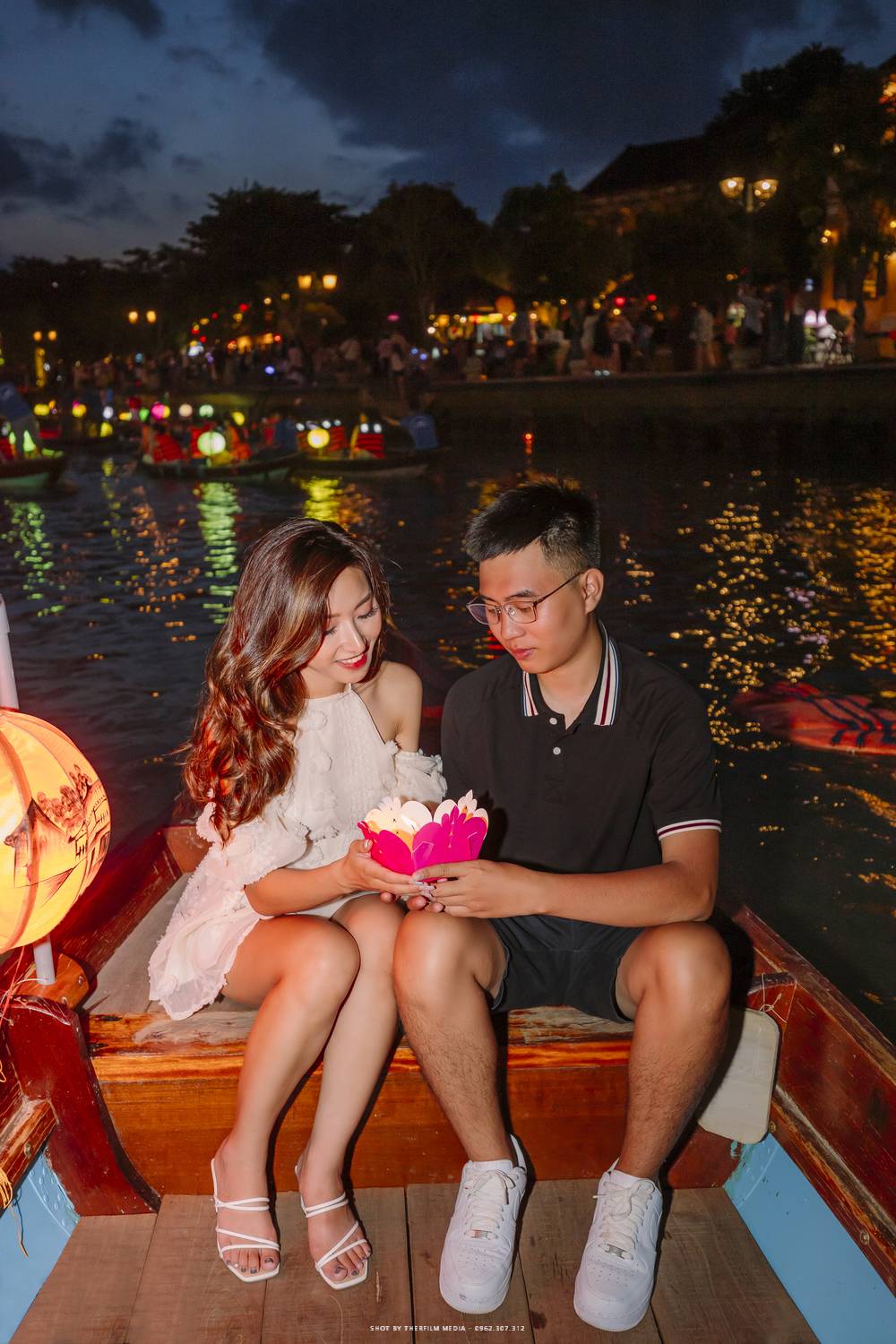 chụp ảnh cặp đôi trên sông hoài