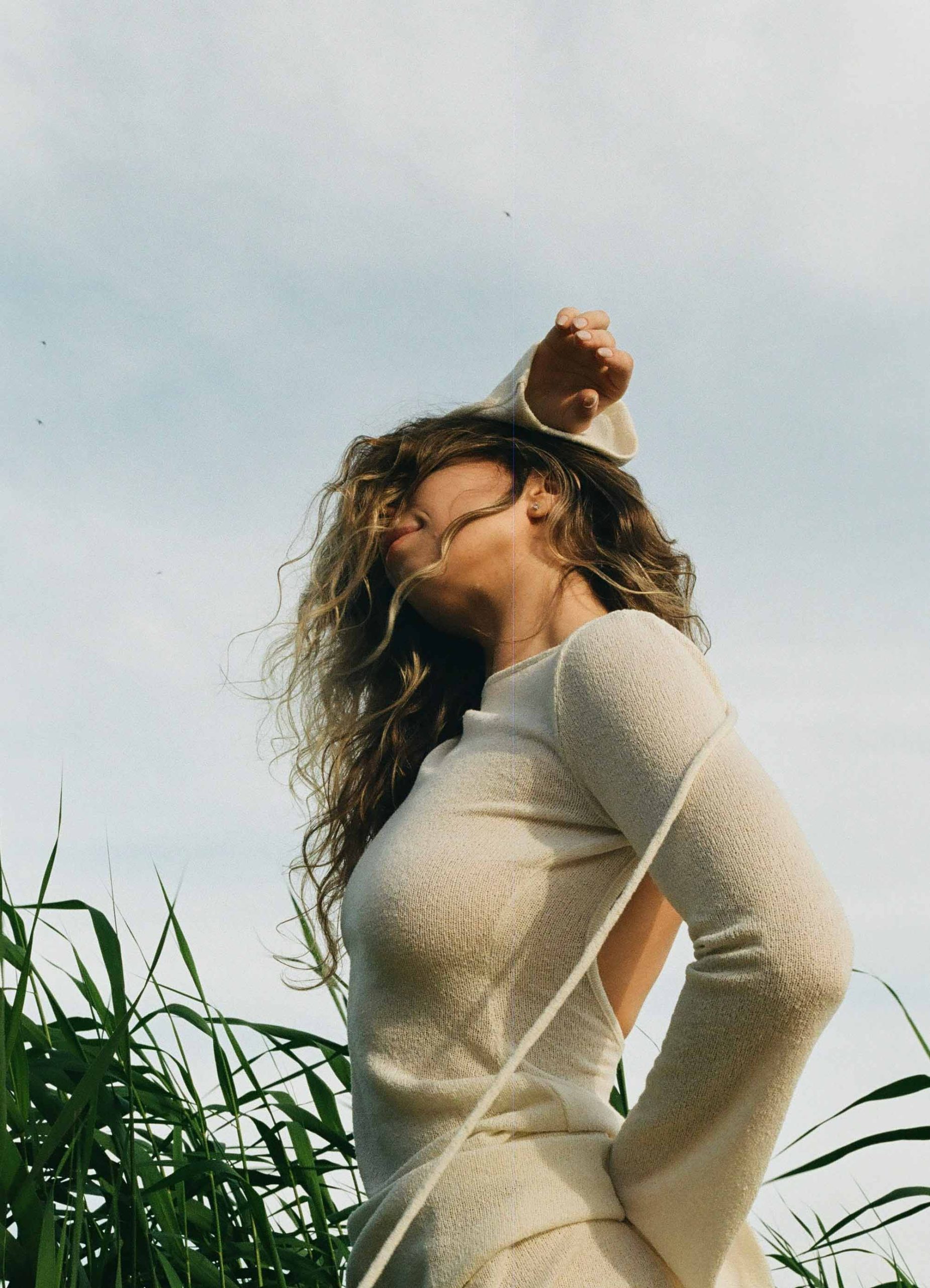 cô gái mặc váy trắng ý chí kiên cường