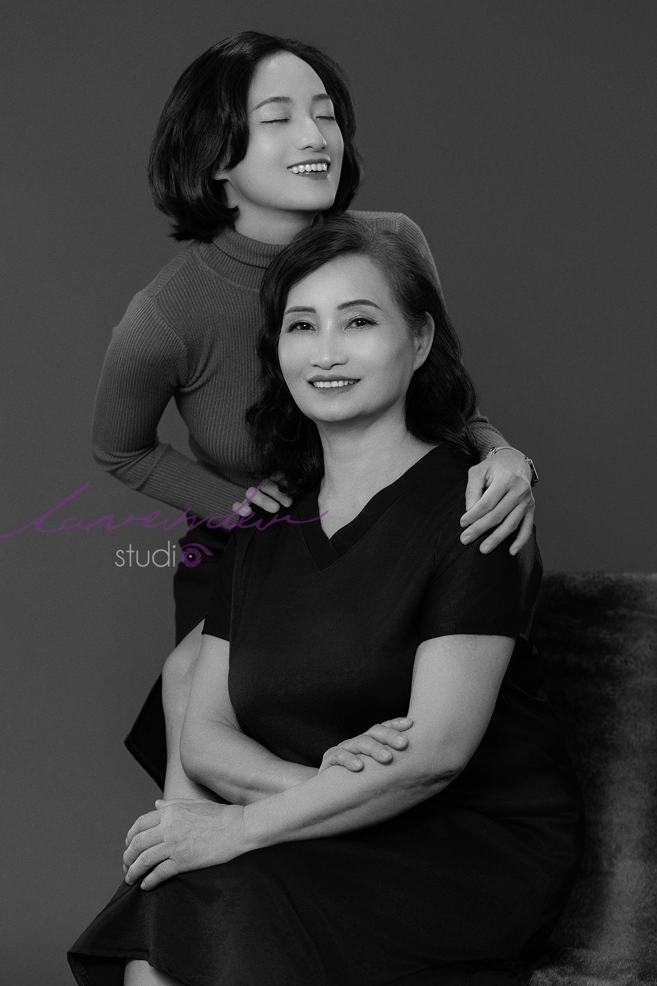 Chụp ảnh chân dung đen trắng 2 mẹ con đẹp cùng studio Lavender TP HCM
