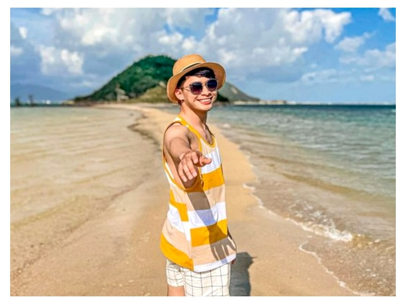 Tạo dáng chụp ảnh nam đi biển nghệ thuật