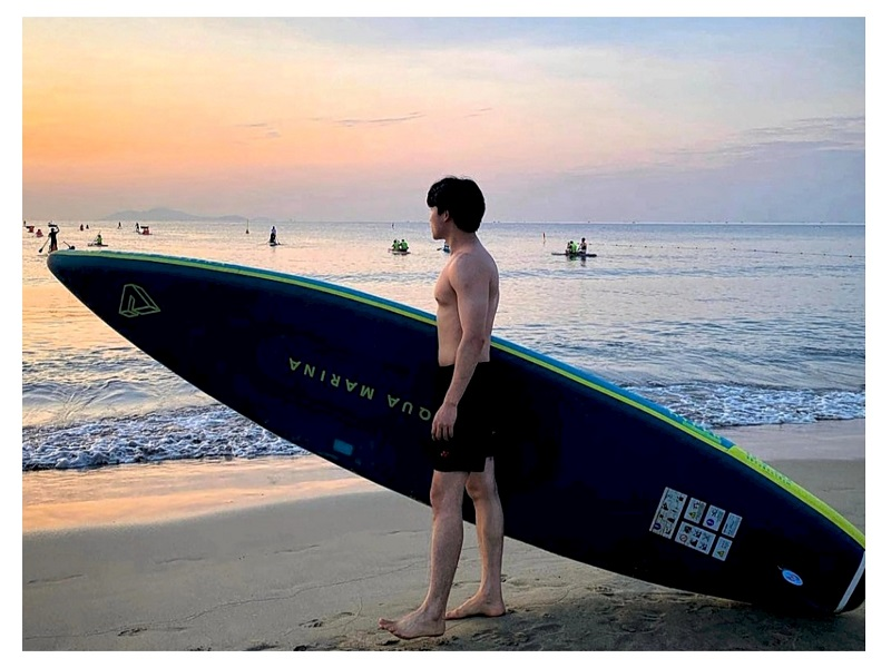 Những dáng chụp ảnh đẹp khi đi biển cho nam