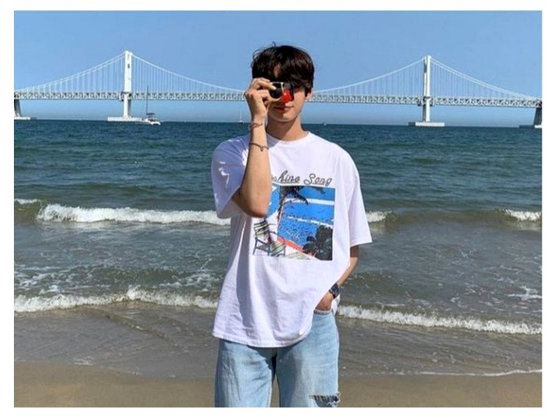 Những dáng chụp ảnh đẹp khi đi biển cho nam không thể bỏ qua