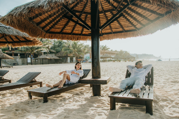 Cách tạo dáng chụp ảnh đi biển cho nam bằng ghế dài
