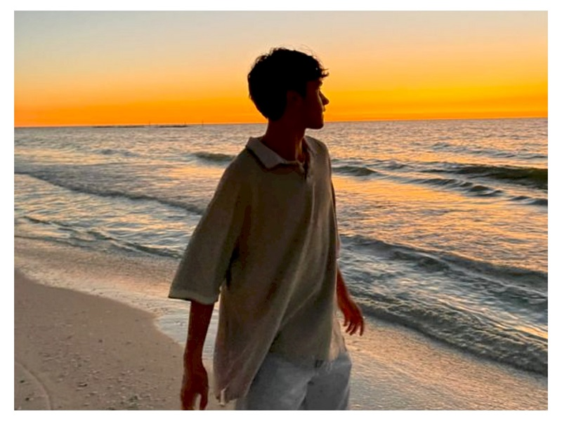 Cách tạo dáng chụp ảnh đi biển cho nam đón bình minh
