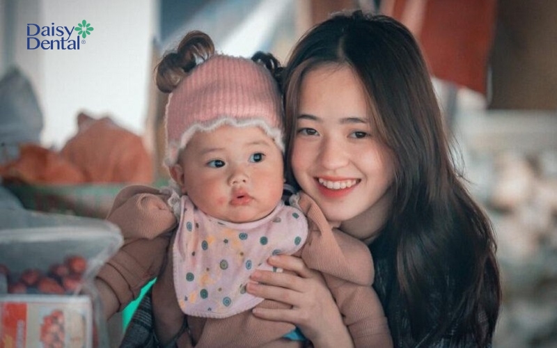 Gái xinh răng khểnh với em bé dễ thương