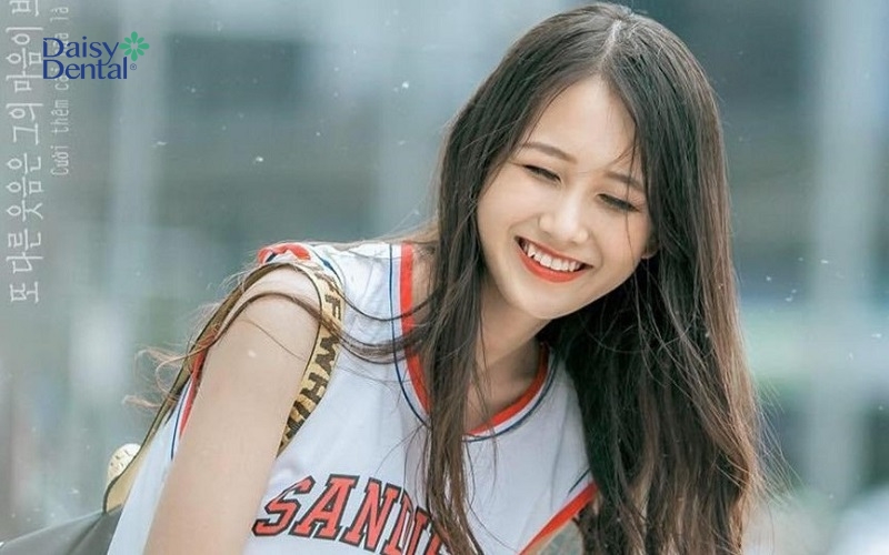 Combo răng khểnh và tóc dài làm cho bạn gái thêm phần duyên dáng, ngọt ngào