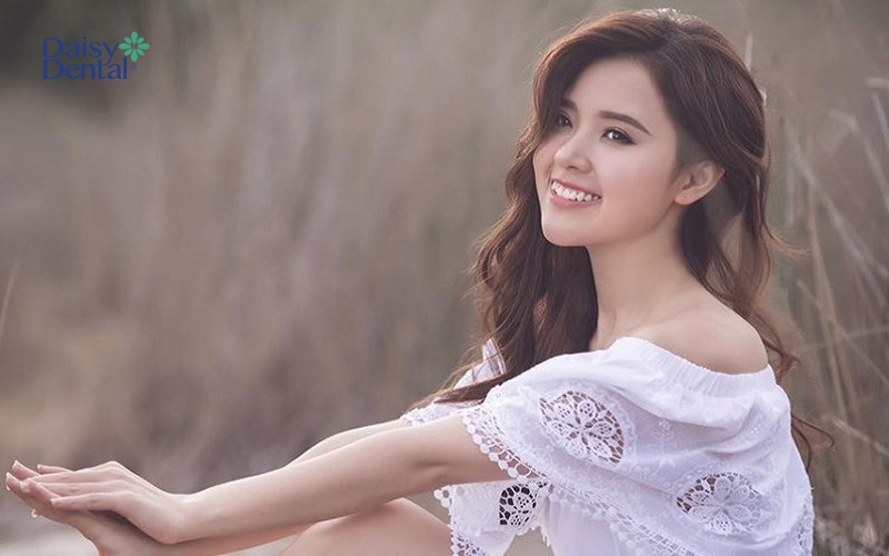 Diễn viên Midu xinh đẹp với chiếc răng khểnh duyên dáng
