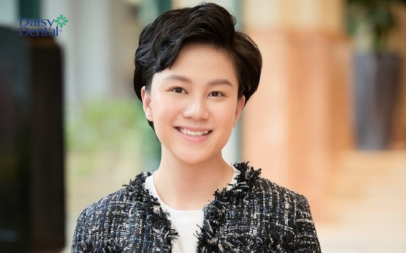 Bảo Hân chứng minh con gái có răng khểnh là điểm cộng đáng kể