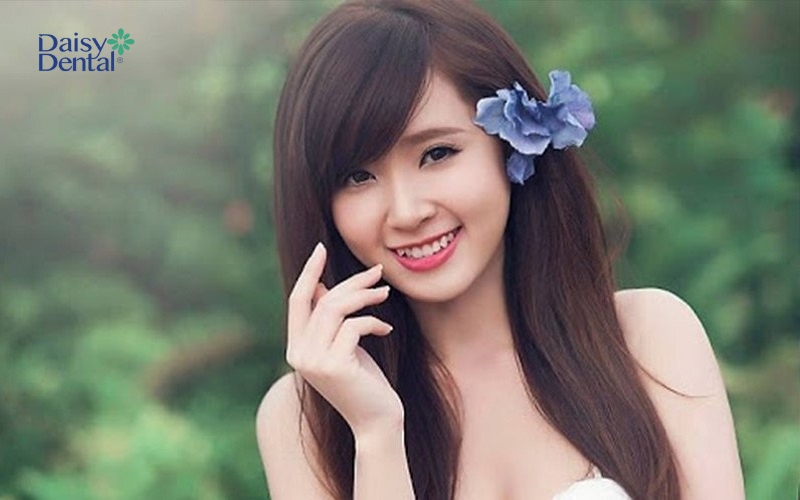 Bạn gái đẹp dịu dàng với răng khểnh