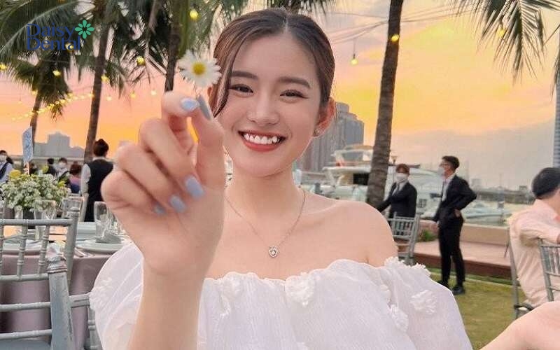 Áo trắng xinh xắn cùng nụ cười răng khểnh