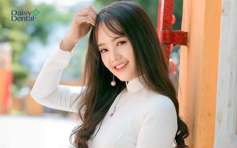 Nữ sinh thanh lịch với tà áo trắng cùng nụ cười răng khểnh ngây thơ